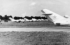 Hier die erste Staffel von MiG-15 in Cottbus. Die Maschinen wurden danach "umgemalt"