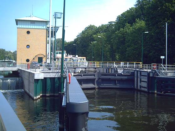 Schleuse Berlin Spandau. Schleusung Swiss Coral