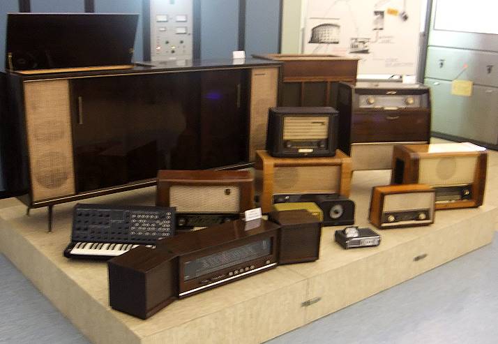 Ausstellungs-Sockel mit einigen Radio-Oldtimern.
